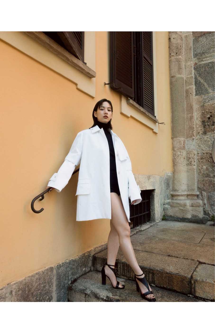 超ミニ丈のインナーに白のコートを羽織った姿を披露した、のん（公式ブログより）