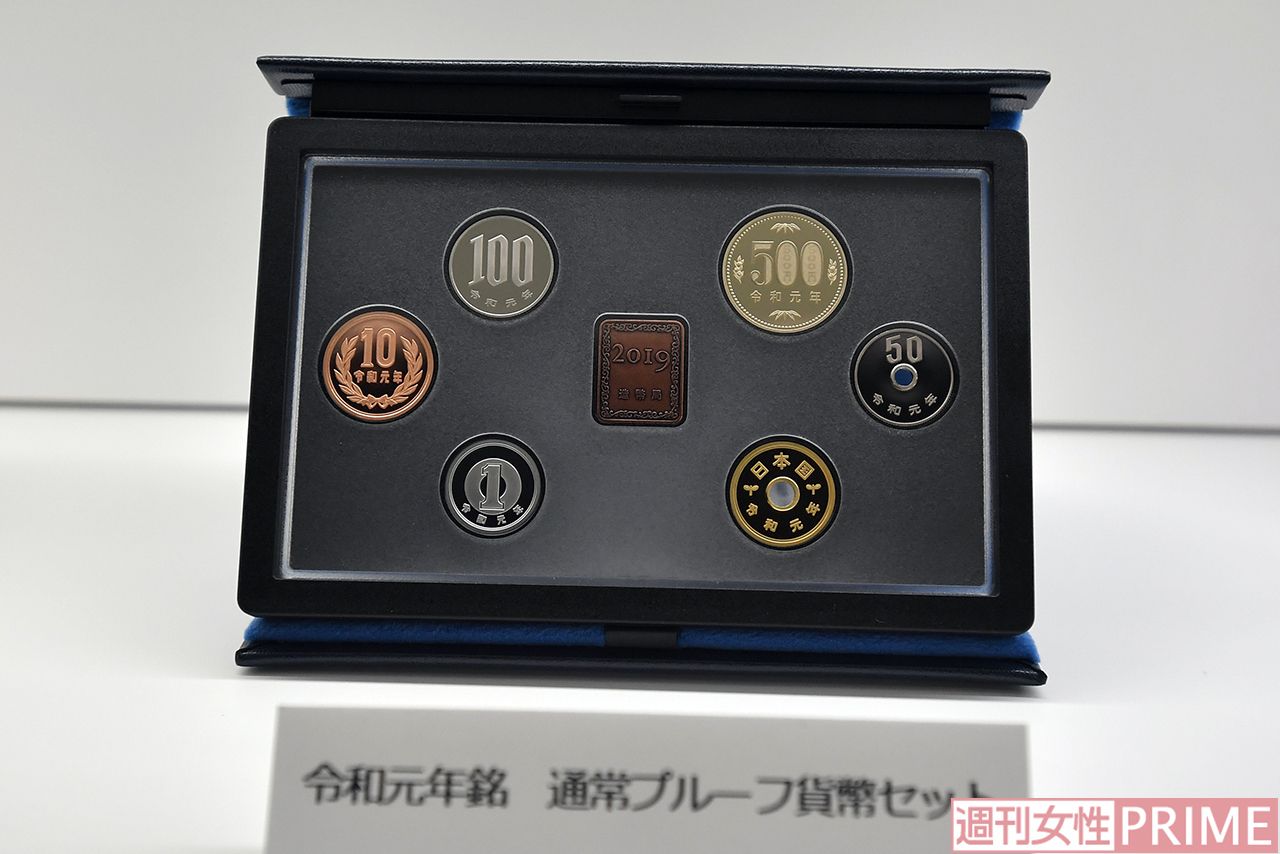 4.ケースに貨幣を組み込み、プルーフ貨幣セットが完成