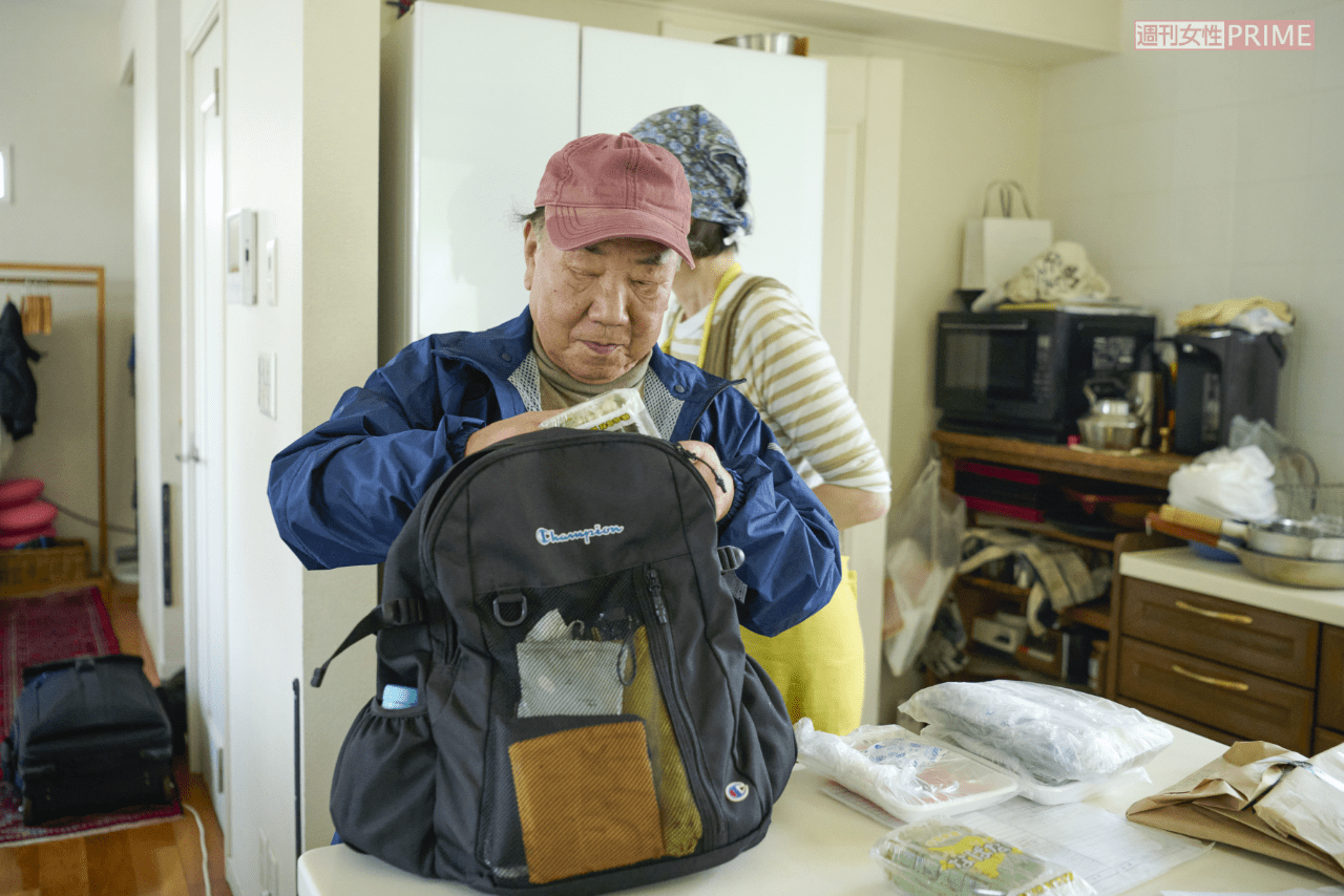 帽子のつばに汗をにじませて、撮影で使用する食材の買い出しから帰宅（撮影／山田智絵）