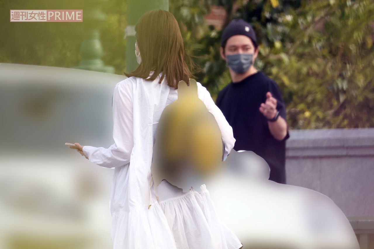 2023年4月、子どものお迎えに来ていた佐々木希と渡部建