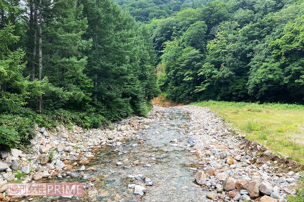 ホワイトステージの手前に流れる川。例年は多くのフジロッカーが水遊びを楽しむ（'20年8月）