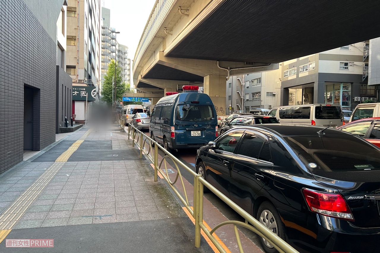 女性が切りつけられた世田谷区野沢の事件現場から数百メートル先までパトカーが停まっていた　撮影／編集部