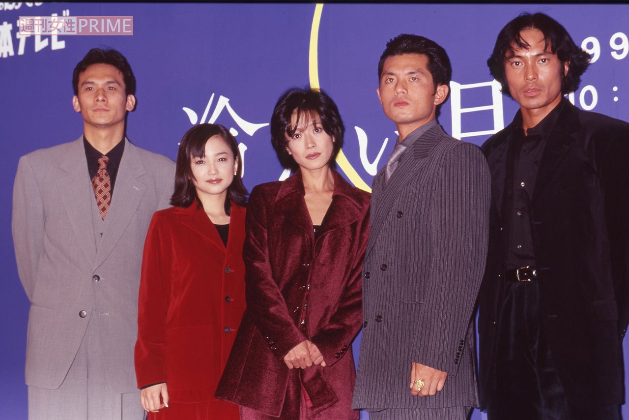 '98年、明菜の主演ドラマ『冷たい月』の制作発表。左から伊原剛志、永作博美、明菜、的場浩司、唐渡亮