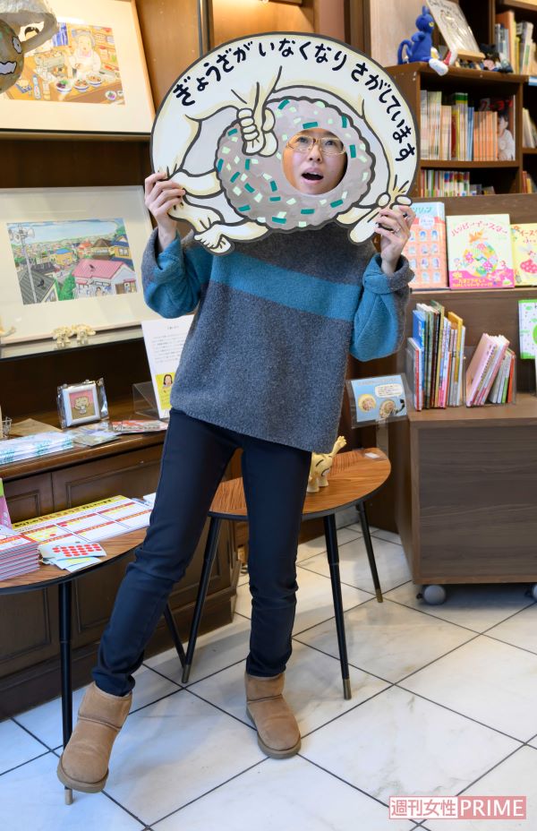 顔ハメパネルを試す玉田美知子さん