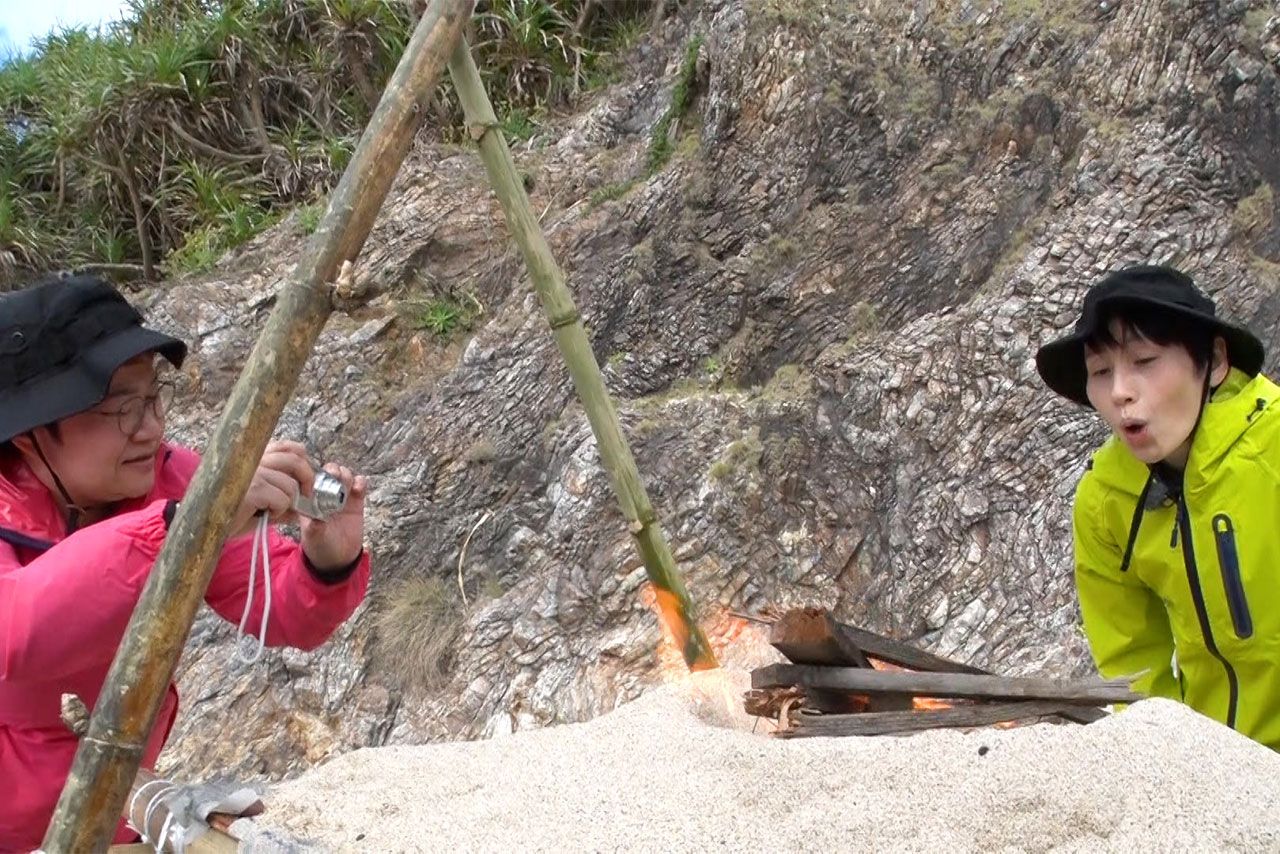 ハリセンボンの2人が必死に火おこししているように見えるが……（『アイ・アム・冒険少年』公式ツイッターより）