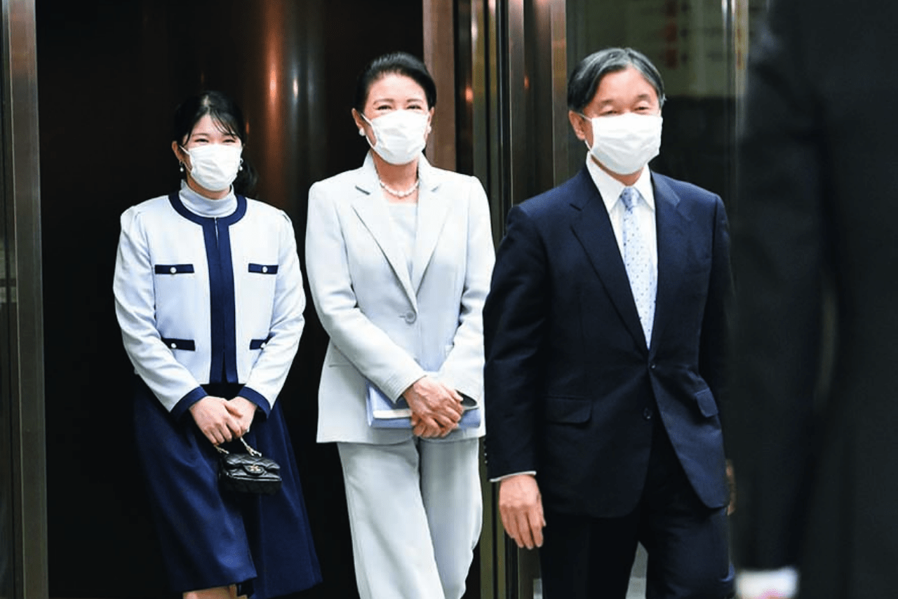 '22年12月。東京国立博物館へ。「陛下はネイビー、雅子さまはライトグレーのスーツをお召し。それぞれの色にリンクされているのは、愛子さまのセットアップ。雅子さまのクラッチバッグと陛下のネクタイの色など、小物でのリンクも」撮影／JMPA　写真提供／宮内庁