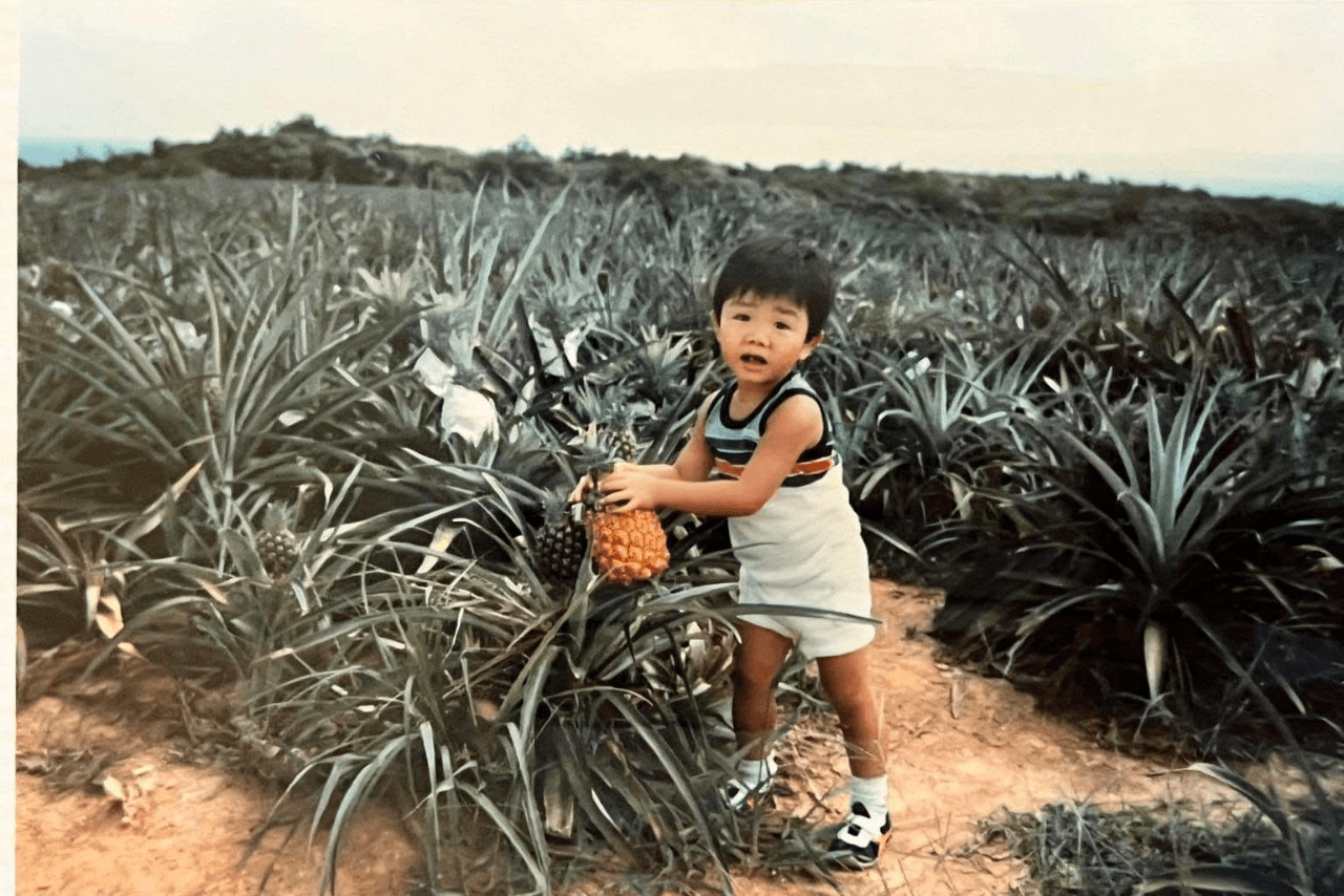 パイナップル畑で。家族旅行で行った沖縄での1枚