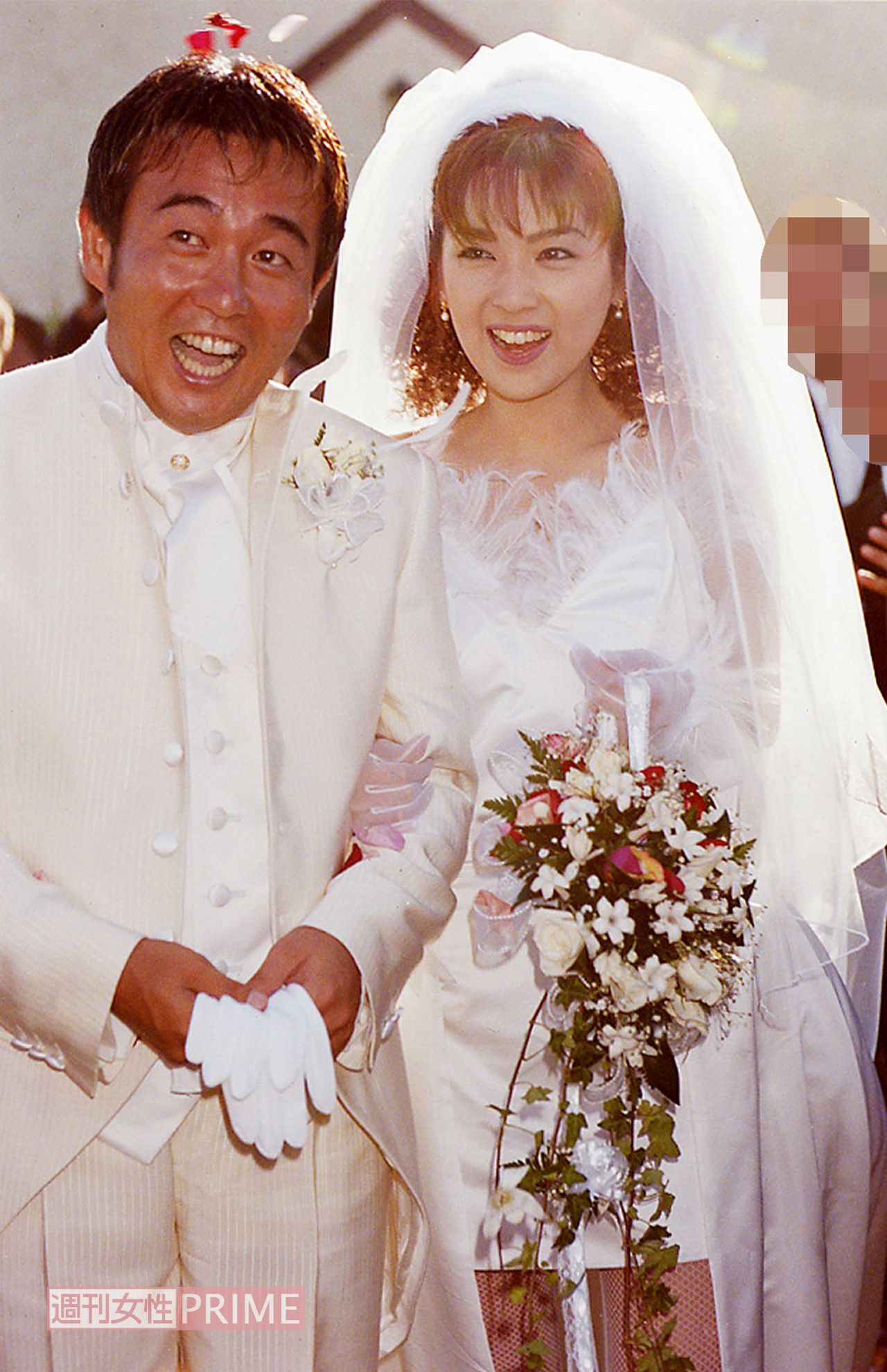 1997年、ミニ丈ドレスも話題になった飯島直子と『TUBE』前田亘輝とのハワイ挙式。盛大に行われたが3年半後に離婚することに