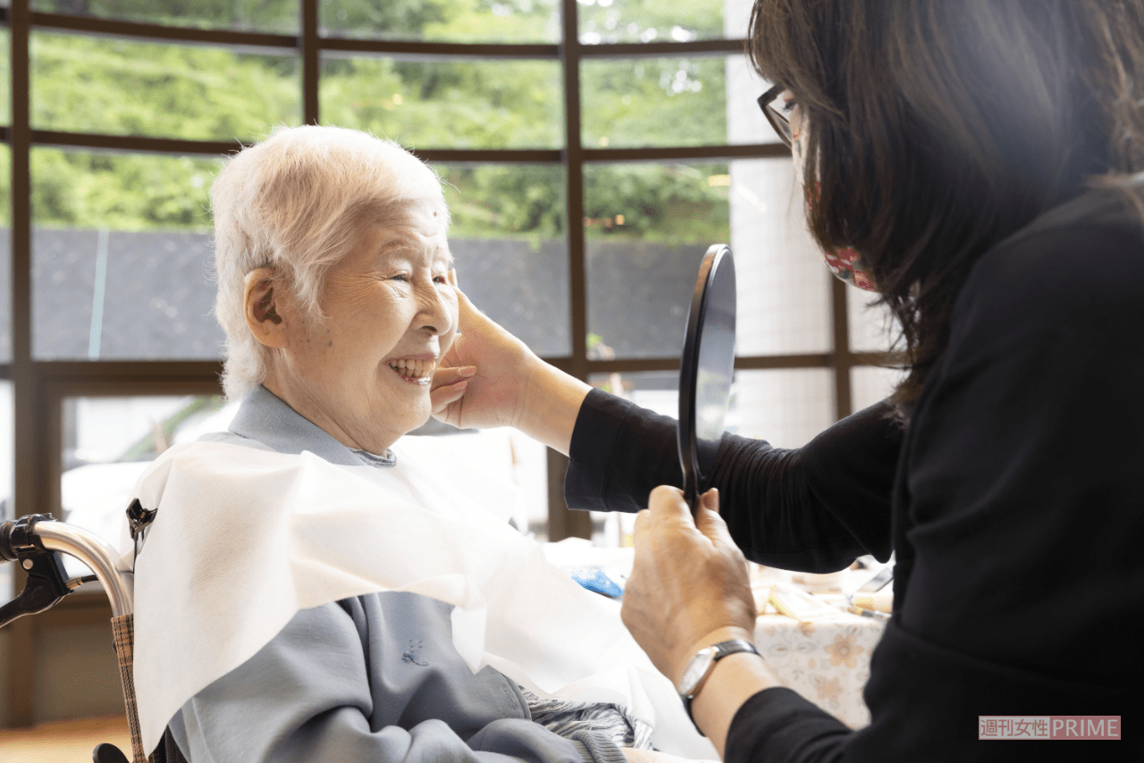 メイクで変身した自身の顔を見て、昔の記憶がパッとよみがえった頼さん（撮影／矢島泰輔）