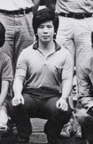 1982年の東京大学の卒業アルバムに佐川氏がゼミメンバーと並ぶ写真が残っていた。髪型や服装に派手さはなく、まじめで地味な印象の学生だったことがうかがえる(読者提供)