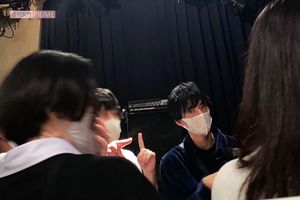 Mr.Children桜井和寿が愛用するクロムハーツ似の“十字架ペンダントは