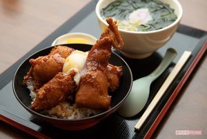 「どんこ唐揚げ丼」とワカメラーメン