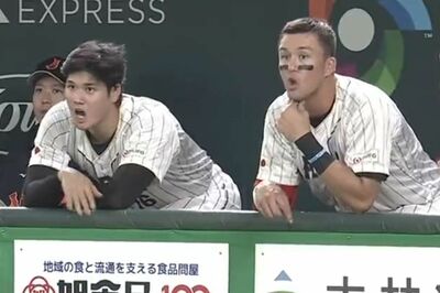 試合中のプレーを見てアメリカンなリアクションをとる大谷翔平とラーズ・ヌートバー選手（Primevideoより）