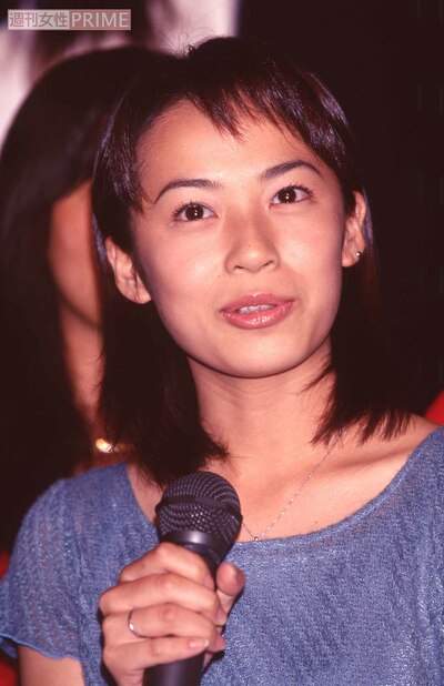 1997年10月、映画『バウンスKoGALS』完成披露会見に出席した佐藤仁美