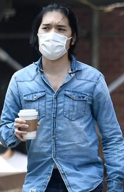 NY州の司法試験に臨んだ小室圭さん。シャツの間からは“胸毛”が（『デーリー・メール』より引用）