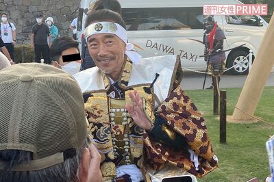 行列では観客の集まる側道に近寄り、祭りの終了後には握手にも応じた“神対応”の竹中直人