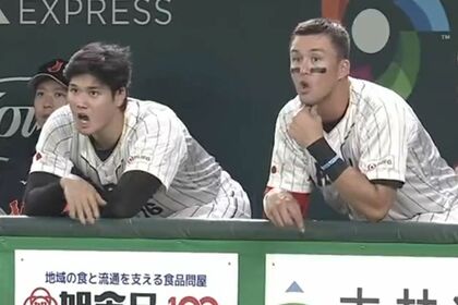 試合中のプレーを見てアメリカンなリアクションをとる大谷翔平とラーズ・ヌートバー選手（Primevideoより）