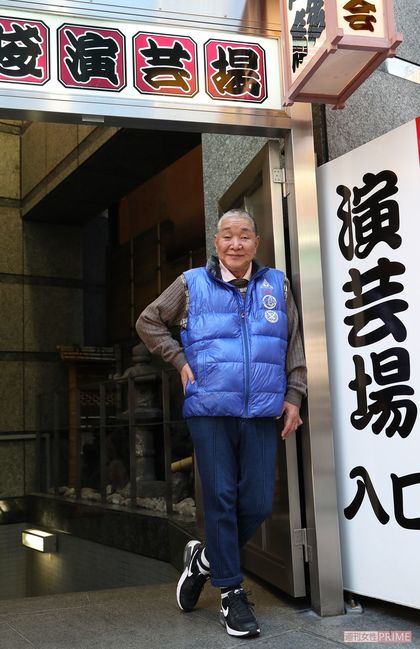 池袋演芸場前にて。私服は権太楼自ら選んでいるという