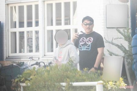 '19年「俳優復帰」への打ち合わせでカフェを訪れたピエール瀧。電子タバコを吸引中