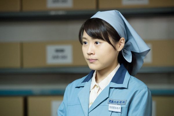 みね子は次第に都会の女の子らしくなっていく　(c)NHK