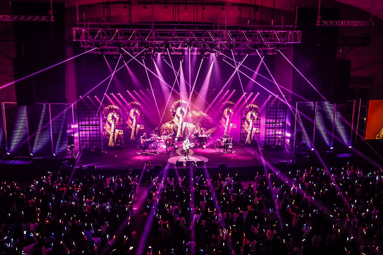 海外からのファンを気遣い、「你准好了（準備はいいですか？）」と中国語で挨拶も。会場は色とりどりのペンライトで埋め尽くされた