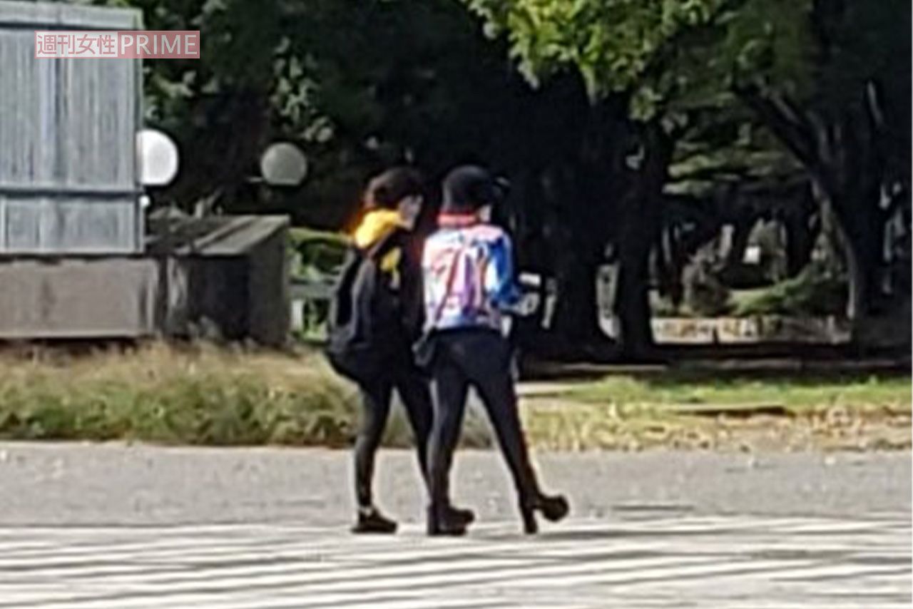 カジュアルな格好で散歩を楽しんでいた、水川あさみとブルゾンちえみ（現・藤原しおり）