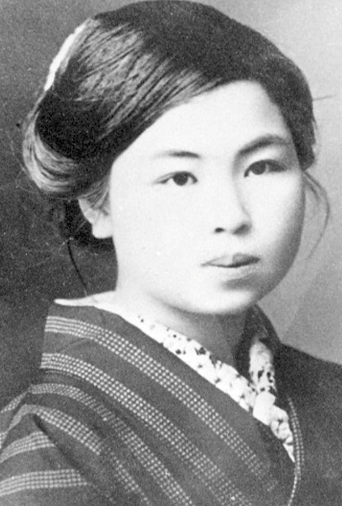 金子みすゞは夫に淋病をうつされ、離婚による娘の親権争いと苦労の末、服毒自殺でこの世を去った（写真は共同通信）