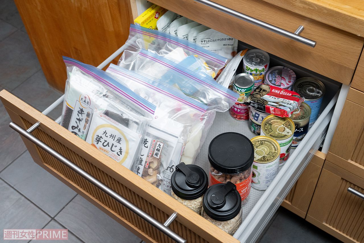 賞味期限の長い乾物や缶詰類はまとめて保管　撮影／伊藤和幸
