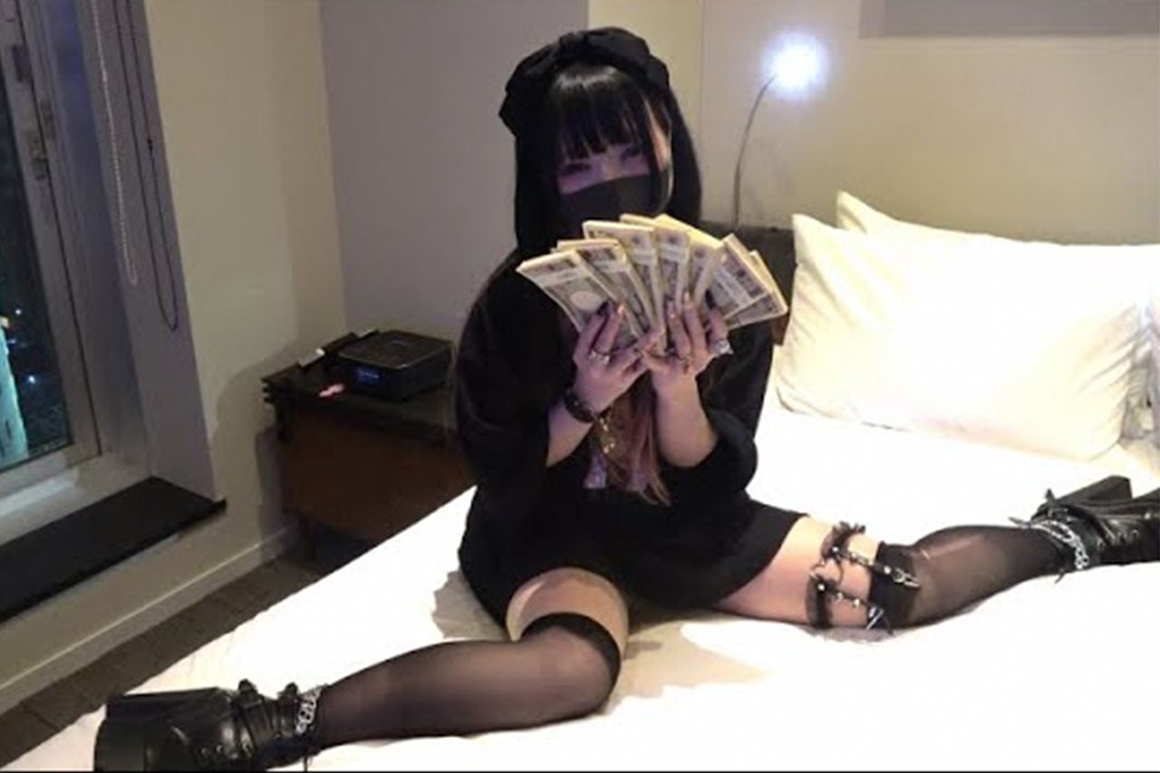 大量の札束を持ち“頂き女子”の実態について語った渡辺真衣容疑者（コレコレのYouTubeチャンネルより）