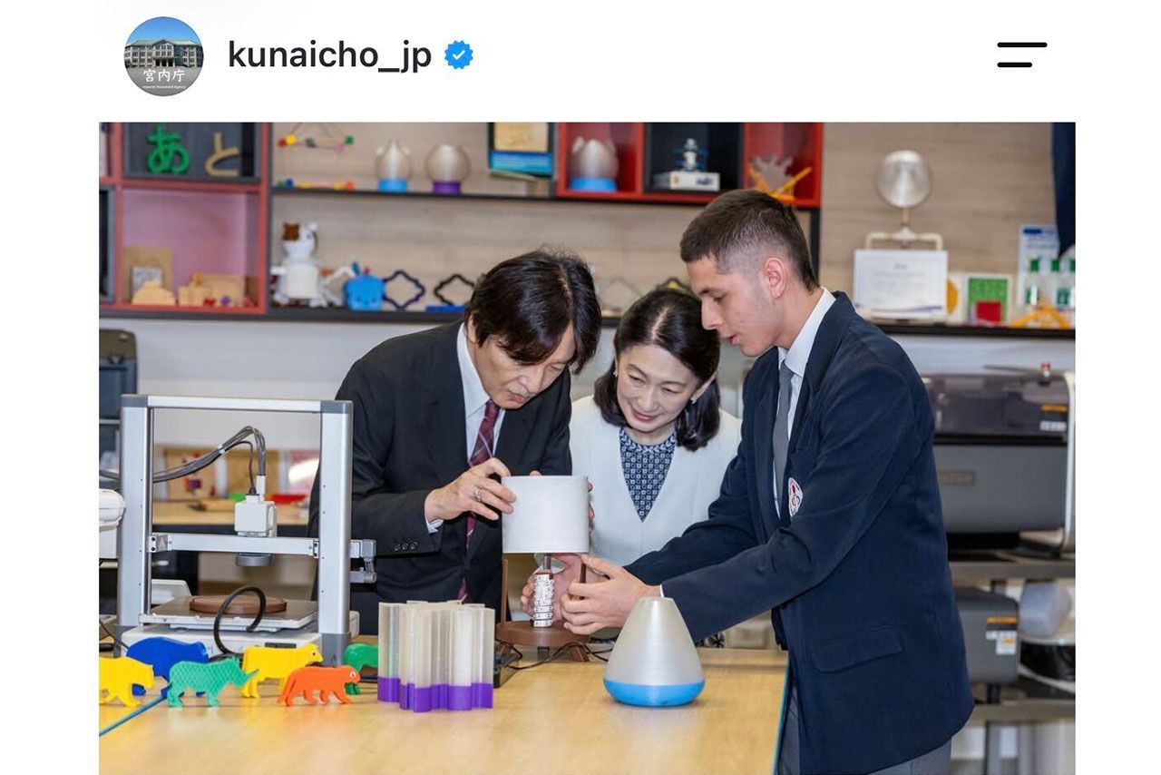 8月24日、『日本パラグアイ学院』を訪問された秋篠宮ご夫妻。写真の存在をまだ知らず、ランプの組み立てに夢中の秋篠宮さま（宮内庁インスタグラムより）