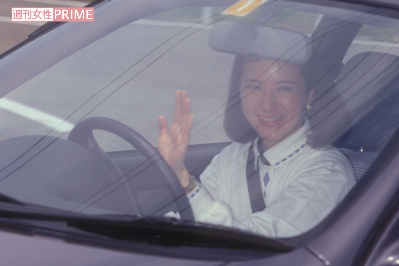 '97年、栃木県にある『那須御用邸』でご静養中に車を運転される雅子さま