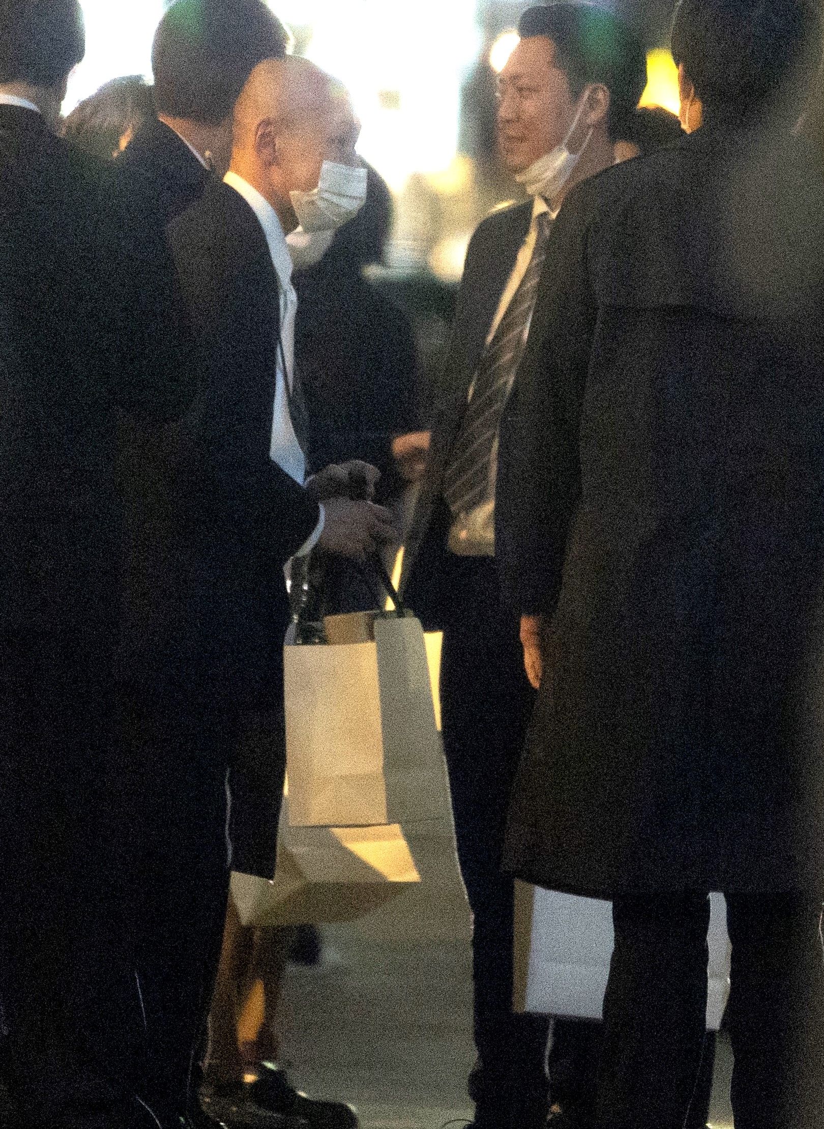 空気階段・水川かたまり結婚式　談笑するそいつどいつ市川刺身(左)とワラバランス盛田 シンプルイズベスト(右)