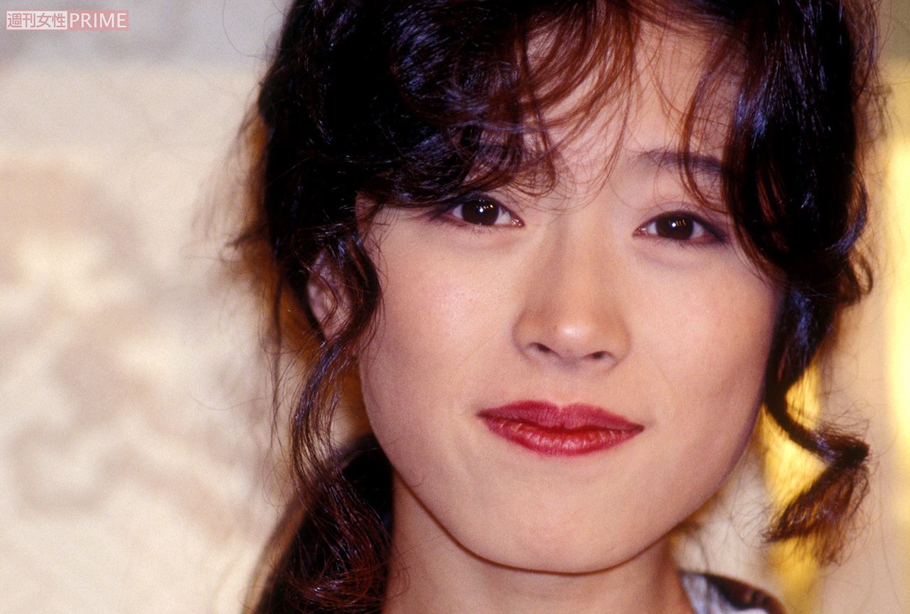 儚げな微笑から色気と気品がただよう中森明菜