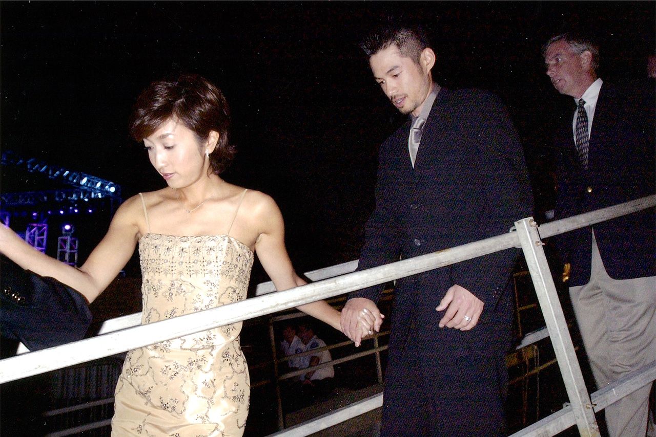 2001年、初のMLBオールスターゲーム出場のために現地に向かうイチローと弓子夫人