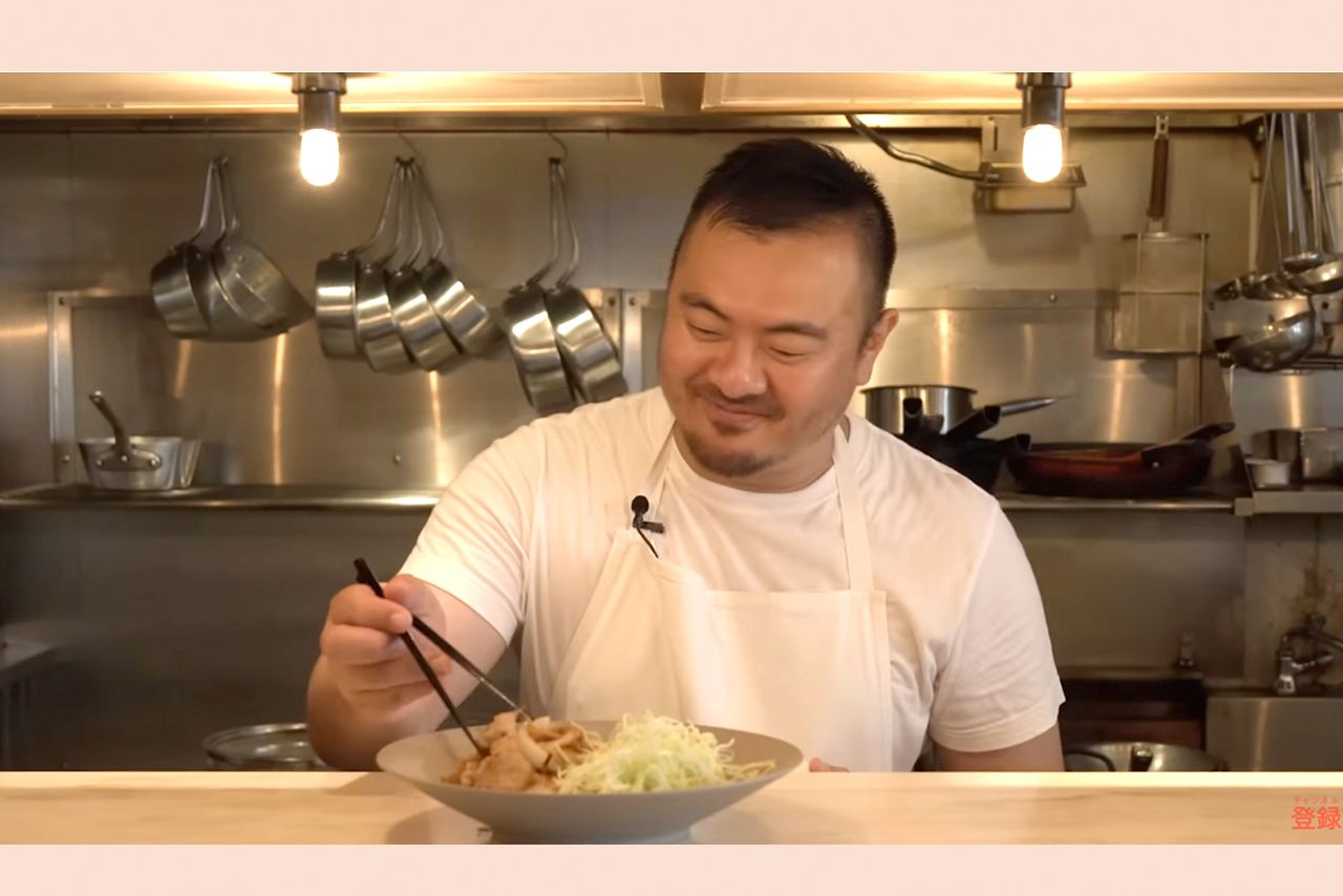 自ら作った生姜焼きを美味しそうに食べる鳥羽シェフ（kufura編集部YouTubeチャンネルより）