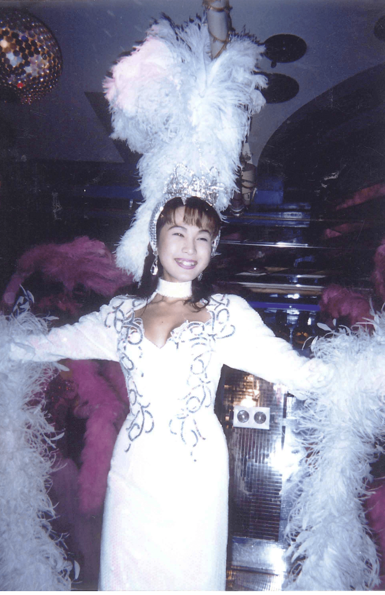 上京する直前の20代前半。大阪から東京のテレビ局へ通いながら、「冗談酒場」で流行りの曲を歌って踊るステージを披露していた