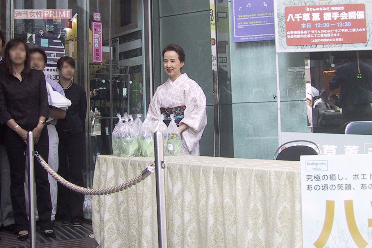 2003年9月、朗読CD『きりんのなみだ』発売記念握手会でファンと触れ合う八千草薫さん