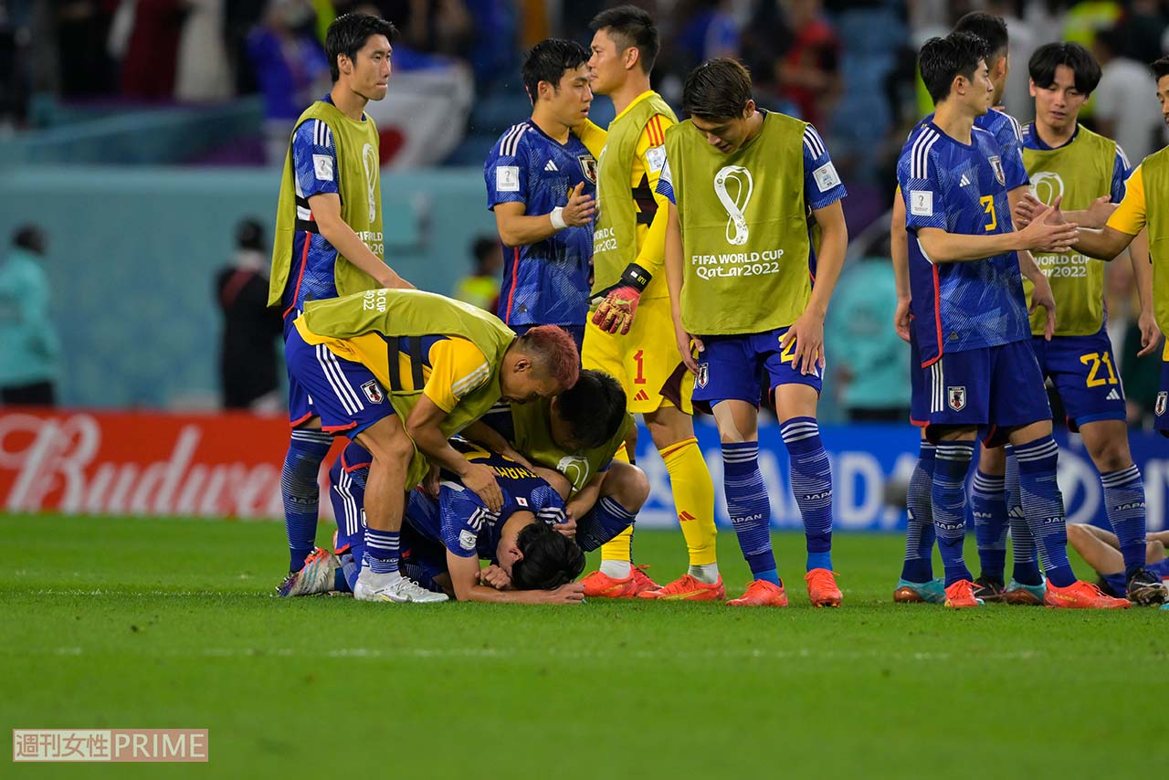 カタールW杯、クロアチア戦でのPK敗退後、南野拓実を慰める長友佑都ら（2022年12月5日）