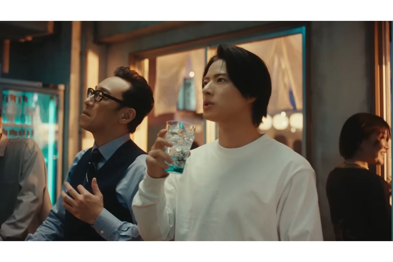 CMで『東京03』角田晃広と初共演した平野紫耀。撮影現場ではアドリブがさく裂するなど打ち解けた様子だった（公式HPより）