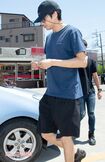 不倫騒動後の'20年5月、お気に入りのアウトドアブランドの服に身を包みラーメン屋に出かける東出昌大