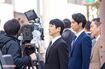 '20年、4月『半沢直樹』のロケに臨む堺雅人と賀来賢人