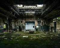 ハマる人続出！ 工場夜景＆廃墟が合体した企画展が話題