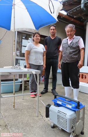 自家用発電機で13口分の同時フル充電基地をつくった蛭田豊さん（右端）と娘さん夫婦＝鋸南町