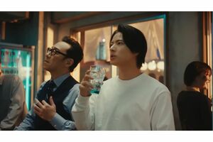 CMで『東京03』角田晃広と初共演した平野紫耀。撮影現場ではアドリブがさく裂するなど打ち解けた様子だった（公式HPより）