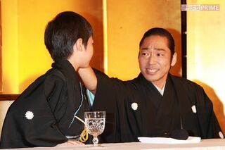 2011年、市川中車襲名会見にて。涙ながらに團子を褒める香川照之