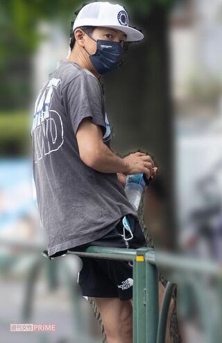 散歩中もキマっている木村拓哉