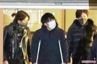 松葉杖をついてゆっくり移動するジャニーズWEST・濵田崇裕、その脇を一緒に歩く藤井流星と小瀧望（'20年）