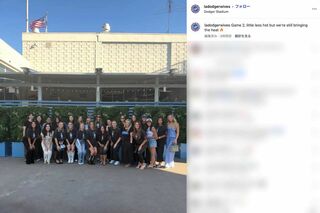 ブレーブスとのポストシーズン第2戦にも駆けつけた真美子さん（後列左端、夫人会『Dodger Wives』のインスタグラムより）