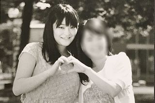 小室さんと出会われた国際基督教大学（ICU）で仲よしさんと。楽しい学生生活が伝わってくる（’13年ころ）