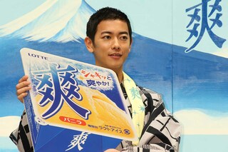 ロッテアイス『爽』のCM発表会で、特大のアイスカップを持つ（2015年4月9日）